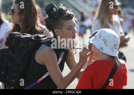 Facepainter dipinge a tifosi faccia Inghilterra contro Spagna, UEFA Womens Euro 2022, allo stadio della comunità di Brighton 20 luglio 2022 Foto Stock