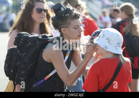 Facepainter dipinge a tifosi faccia Inghilterra contro Spagna, UEFA Womens Euro 2022, allo stadio della comunità di Brighton 20 luglio 2022 Foto Stock