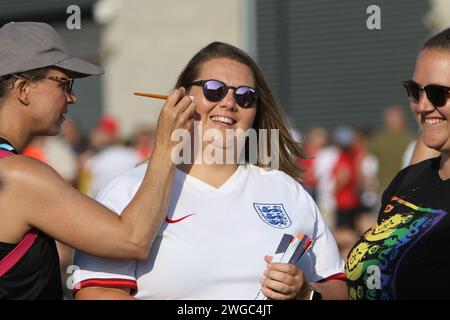 Facepainter dipinge a tifosi faccia Inghilterra contro Spagna, UEFA Womens Euro 2022, allo stadio della comunità di Brighton 20 luglio 2022 Foto Stock