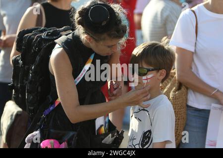 Facepainter dipinge a tifosi faccia Inghilterra contro Spagna, UEFA Womens Euro 2022, allo stadio della comunità di Brighton 20 luglio 2022 Foto Stock