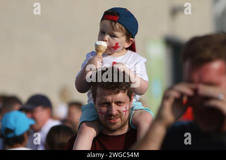 Boy on mans Shoulders mangia gelato Inghilterra contro Spagna, UEFA Womens Euro 2022, allo stadio della comunità di Brighton 20 luglio 2022 Foto Stock