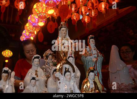 Bogor, Giava Occidentale, Indonesia. 4 febbraio 2024. Una donna sta pulendo una statua in preparazione del nuovo anno lunare, l'anno del Drago, al Tempio di Dhanagun a Bogor, Giava Occidentale, Indonesia. Il Festival di primavera, noto anche come Capodanno lunare cinese, cade il 10 febbraio di quest'anno. (Immagine di credito: © Adriana Adie/ZUMA Press Wire) SOLO USO EDITORIALE! Non per USO commerciale! Foto Stock