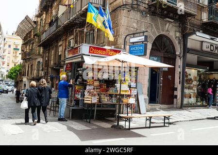 Palermo, Italia - 13 maggio 2023: Venditore presso il suo stand di bevande con persone intorno in una via dello shopping via Maqueda a Palermo, Sicilia, Italia Foto Stock