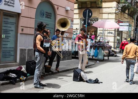 Palermo, Italia - 13 maggio 2023: Gruppo di musicisti che suonano nella via dello shopping chiamata via Maqueda con persone intorno al centro storico di Palermo, SIC Foto Stock