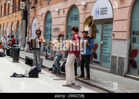 Palermo, Italia - 13 maggio 2023: Gruppo di musicisti che suonano nella via dello shopping chiamata via Maqueda con persone intorno al centro storico di Palermo, SIC Foto Stock