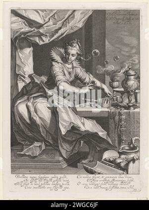 Vanitas, Willm Isaacsz. Van Swanenburg, dopo Abraham Bloemaert, stampa Una donna con un abito di seta indossa decorazioni per capelli a forma di una ricca mela. Personifica la pietà. Nella mano destra tiene una vescica a bolle. È seduta a un tavolo con oggetti di valore, tra cui monete, una corona, uno scettro e gioielli sul collo. C'è anche un calice fumante. Davanti al tavolo c'è uno scrigno pieno di tesori. Sotto la performance c'è un testo latino a otto righe con una descrizione disapprovata dello spettacolo. Stampatore: Leidenafter design by: Utrecht (possibilmente) persona/e incisione su carta seduta/e. Foto Stock