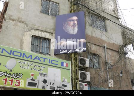 Beirut, Libano. 3 febbraio 2024. Manifesti visti nel campo palestinese di Shatila, Beirut, Libano, il 3 febbraio 2024. (Foto di Elisa Gestri/Sipa USA) credito: SIPA USA/Alamy Live News Foto Stock