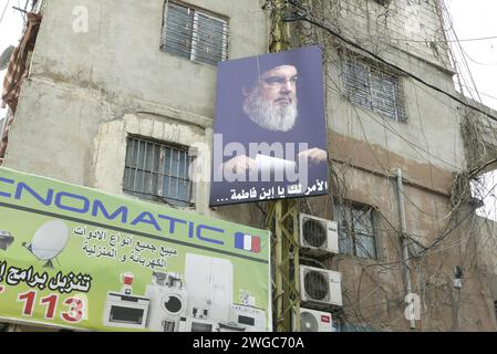 Beirut, Libano. 3 febbraio 2024. Manifesti visti nel campo palestinese di Shatila, Beirut, Libano, il 3 febbraio 2024. (Foto di Elisa Gestri/Sipa USA) credito: SIPA USA/Alamy Live News Foto Stock