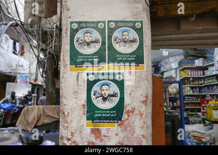 Beirut, Libano. 3 febbraio 2024. Manifesti visti nel campo palestinese di Shatila, Beirut, Libano, il 3 febbraio 2024. (Foto di Elisa Gestri/Sipa USA) credito: SIPA USA/Alamy Live News Foto Stock