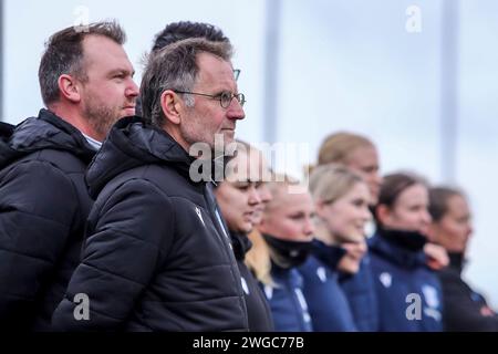 Heerenveen, Paesi Bassi. 4 febbraio 2024. HEERENVEEN, PAESI BASSI - 4 FEBBRAIO: Il capo allenatore Hans Schrijver dello SC Heerenveen guarda durante la partita olandese Azerion Vrouwen Eredivisie tra l'SC Heerenveen e l'FC Utrecht allo Sportpark Skoatterwald il 4 febbraio 2024 a Heerenveen, Paesi Bassi. (Foto di Pieter van der Woude/Orange Pictures) credito: dpa/Alamy Live News Foto Stock