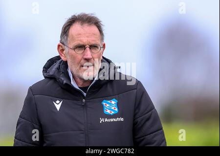 Heerenveen, Paesi Bassi. 4 febbraio 2024. HEERENVEEN, PAESI BASSI - 4 FEBBRAIO: Il capo allenatore Hans Schrijver dello SC Heerenveen guarda durante la partita olandese Azerion Vrouwen Eredivisie tra l'SC Heerenveen e l'FC Utrecht allo Sportpark Skoatterwald il 4 febbraio 2024 a Heerenveen, Paesi Bassi. (Foto di Pieter van der Woude/Orange Pictures) credito: dpa/Alamy Live News Foto Stock