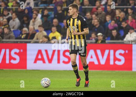 Arnhem, Paesi Bassi. 4 febbraio 2024. ARNHEM, PAESI BASSI - 4 FEBBRAIO: Ramon Hendriks di Vitesse dribbling durante l'Eredivisie match olandese tra Vitesse e Go Ahead Eagles a Gelredome il 4 febbraio 2024 ad Arnhem, Paesi Bassi. (Foto di Henny Meijerink/BSR Agency) credito: BSR Agency/Alamy Live News Foto Stock