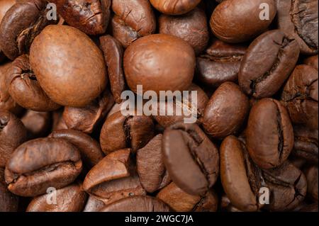 , Food, 04.02.2024, Detailreiche Makroaufnahme von gerösteten Kaffeebohnen, die eine lebendige Textur und Tiefe vermittelt, Ideal für Inhalte rund um Foto Stock