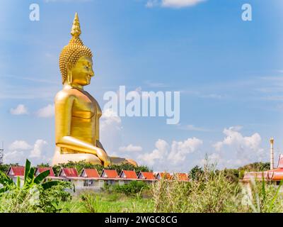 Il Buddha gigante a Wat Muang, Ang Thong, Thailandia. La statua è alta 92 metri ed è stata completata nel 2008 dopo un periodo di costruzione di 18 anni. Foto Stock
