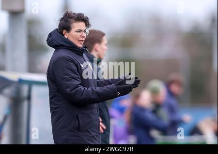 Heerenveen, Paesi Bassi. 4 febbraio 2024. HEERENVEEN, PAESI BASSI - 4 FEBBRAIO: Il capo allenatore Linda Helbling dell'FC Utrecht allena i suoi giocatori durante la partita olandese Azerion Vrouwen Eredivisie tra SC Heerenveen e FC Utrecht allo Sportpark Skoatterwald il 4 febbraio 2024 a Heerenveen, Paesi Bassi. (Foto di Pieter van der Woude/Orange Pictures) credito: dpa/Alamy Live News Foto Stock