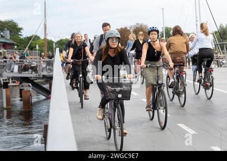 Fu§- und RadwegbrŸcke Ÿber den Christanshavn, den Trangraven und den Proviantmagasin Kanal in der Kopenhagener Innenstadt. Stau von Radfahrern *** Foo Foto Stock