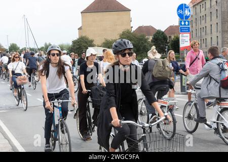 Fu§- und RadwegbrŸcke Ÿber den Christanshavn, den Trangraven und den Proviantmagasin Kanal in der Kopenhagener Innenstadt. Stau von Radfahrern *** Foo Foto Stock