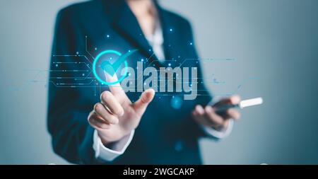 Garanzia di servizio, concetto di certificato di convalida per l'automazione dei processi aziendali, gestione del controllo qualità, approvato, valutazione digitale. Affari Foto Stock