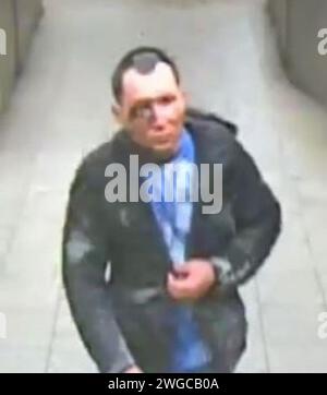 Distribuire l'immagine della CCTV datata 31/01/24 rilasciata dalla polizia metropolitana di Abdul Ezedi, il sospetto nell'attacco di sostanze alcaline di Clapham, alla stazione della metropolitana di King's Cross al 2100. La polizia metropolitana ha detto che la sostanza usata nell'attacco degli alcali a Clapham, nel sud di Londra, mercoledì era una "sostanza corrosiva concentrata molto forte" e la forza ha offerto una ricompensa fino a 20.000 sterline per informazioni che portavano all'arresto del sospetto Abdul Ezedi. Data di emissione: Domenica 4 febbraio 2024. Foto Stock