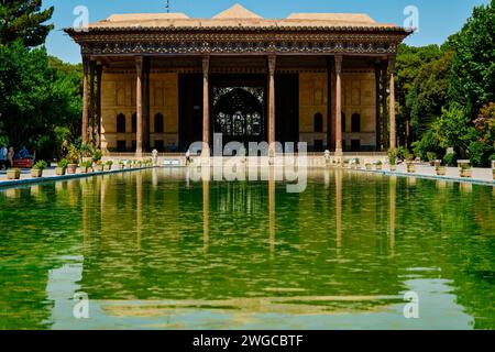 Isfahan, Iran, 06.30.2023: Chehel Sotoun, riflessione sullo stagno dell'antico edificio di Chehel Sotoun Foto Stock