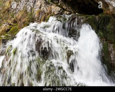 Cascata che esce dalla Cueva de Las Güixas, Villanúa, Pirenei, Huesca, Aragona, la grotta spagnola che può essere visitata a Villanua Foto Stock