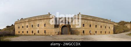 Vista del cancello d'ingresso al vecchio forte dell'artiglieria Rapitan, a Jaca (Spagna). Foto Stock