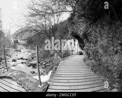 Cascata che esce dalla Cueva de Las Güixas, Villanúa, Pirenei, Huesca, Aragona, la grotta spagnola che può essere visitata a Villanua Foto Stock