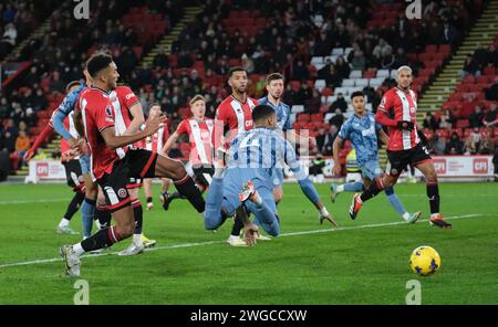 Bramall Lane, Sheffield, Regno Unito. 3 febbraio 2024. Premier League Football, Sheffield United contro Aston Villa; Ezri Konsa dell'Aston Villa si dirige verso il goal Credit: Action Plus Sports/Alamy Live News Foto Stock