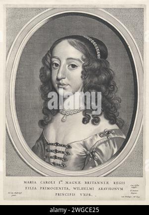 Ritratto di Maria Enrichetta Stuart, Principessa d'Orange, Cornelis Visscher (II), dopo Gerard van Honthorst, 1649 stampa Maria Enrichetta Stuart, Principessa d'Orange, moglie di Willem II, Principe d'Orange. Una perla che si stringe intorno al collo. Stampa da una serie di 9 stampe con ritratti arancioni. Perla di carta per incisione Haarlem; collana di perle (+ abiti da donna) Foto Stock