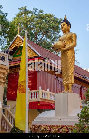 Statua del Buddha con ciotola per elemosina al Wat Muang Kae in Charoen Krung Road, Bang Rak, Bangkok, Thailandia Foto Stock