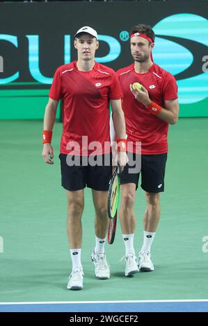 Varazdin, Croazia. 4 febbraio 2024. VARAZDIN, CROAZIA - 4 FEBBRAIO: Joran Vliegen del Belgio e Sandre Gille del Belgio parlano di tattica nella loro partita di doppio contro Ivan Dodig della Croazia e il Mate Pavic della Croazia durante il giorno 2 della partita di qualificazione di Coppa Davis tra Croazia e Belgio all'Arena Varazdin il 4 febbraio 2024 a Varazdin, Croazia. Foto di Sanjin Strukic/PIXSELL/ABACAPRESS.COM credito: Abaca Press/Alamy Live News Foto Stock