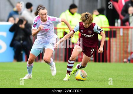 Dagenham domenica 4 febbraio 2024. Dagenham domenica 4 febbraio 2024. Riko Ueki (9 West Ham) ha sfidato Caitlin Foord (19 Arsenal) durante il Barclays fa Women's Super League match tra West Ham United e Arsenal al al Chigwell Construction Stadium di Dagenham domenica 4 febbraio 2024. (Foto: Kevin Hodgson | mi News) crediti: MI News & Sport /Alamy Live News Foto Stock