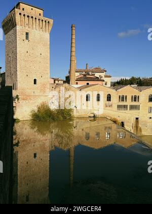 Vista sul borgo medievale di Fermignano in provincia di Pesaro e Urbino Foto Stock