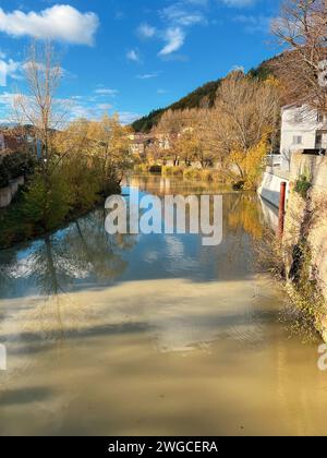 Vista sul borgo medievale di Fermignano in provincia di Pesaro e Urbino Foto Stock