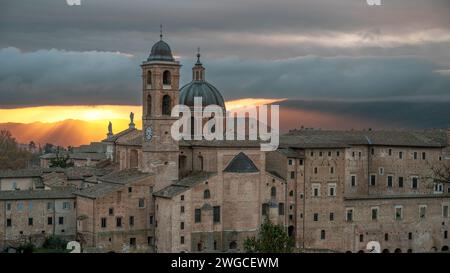 Vista sul borgo medievale di Urbino all'alba Foto Stock