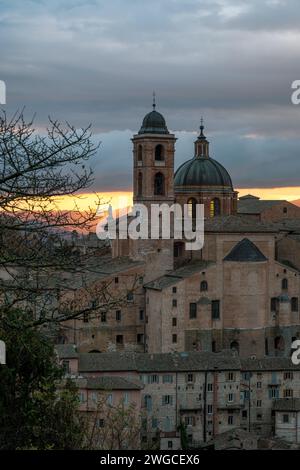 Vista sul borgo medievale di Urbino all'alba Foto Stock