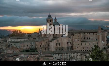 Vista sul borgo medievale di Urbino all'alba Foto Stock