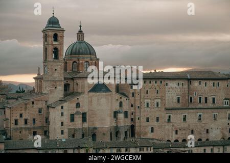 Vista sul borgo medievale di Urbino all'alba Foto Stock