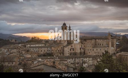 Vista sul borgo medievale di Urbino all'alba Foto Stock