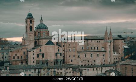 Vista sul borgo medievale di Urbino all'alba Foto Stock