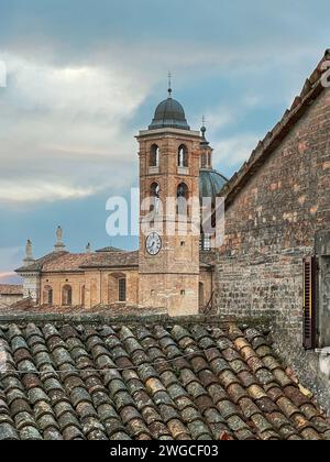 Vista sul borgo medievale di Urbino all'alba Foto Stock