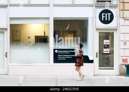 Una persona passeggia davanti all'ufficio Fashion Institute of Technology Center for Continuing and Professional Studies di Midtown Manhattan, New York City Foto Stock