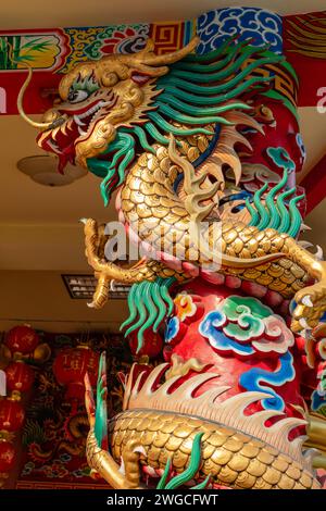 Pilastro del Drago a Wat Uphai Ratbamrung (Chua Khanh Van), tempio buddista vietnamita. Chinatown, Bangkok, Thailandia. Foto Stock