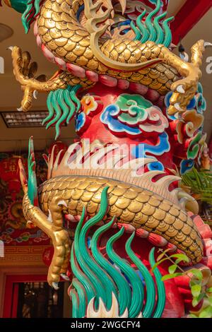 Pilastro del Drago a Wat Uphai Ratbamrung (Chua Khanh Van), tempio buddista vietnamita. Chinatown, Bangkok, Thailandia. Foto Stock