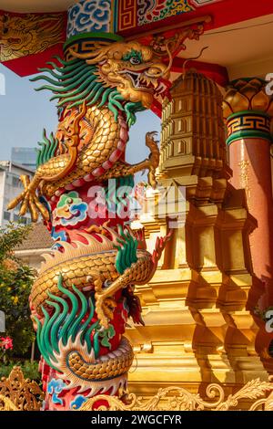 Pilastro del Drago a Wat Uphai Ratbamrung (Chua Khanh Van), tempio buddista vietnamita. Chinatown, Bangkok, Thailandia. Foto Stock