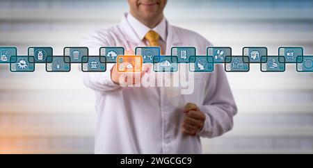 Scienziato farmaceutico irriconoscibile che accede in modo sicuro a un blocco in una blockchain farmaceutica. Concetto IT e Internet per la gestione dei dati, distribuito Foto Stock