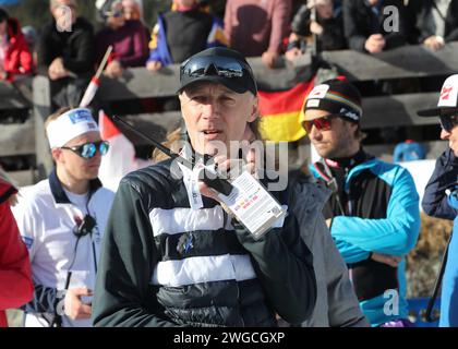 Seefeld, Österreich, 04. Febbraio 2024: Nordische Kombination, NORDIC COMBINATION TRIPLE 2024, Herren, Weltcup, Men Individual Gundersen NH/12,5 km, Seefeld Sports Arena, Skispringen, Sprunglauf Lasse OTTESEN, DIRETTORE GARA, Renndirektor (FIS) am Funkgerät Foto Stock