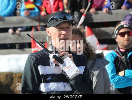 Seefeld, Österreich, 04. Febbraio 2024: Nordische Kombination, NORDIC COMBINATION TRIPLE 2024, Herren, Weltcup, Men Individual Gundersen NH/12,5 km, Seefeld Sports Arena, Skispringen, Sprunglauf Lasse OTTESEN, DIRETTORE GARA, Renndirektor (FIS) am Funkgerät Foto Stock