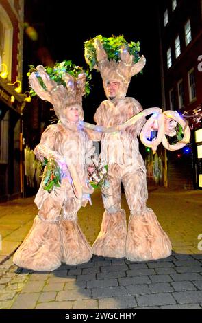 Il Festival della luce di Gravesend illumina i giorni bui dell'inverno. In tutta la città ci sono installazioni artistiche e artisti che si impegnano con la città Foto Stock