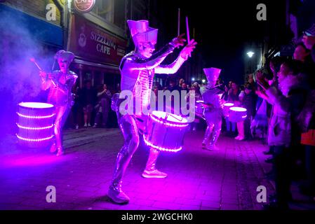 Il Festival della luce di Gravesend illumina i giorni bui dell'inverno. In tutta la città ci sono installazioni artistiche e artisti che si impegnano con la città Foto Stock